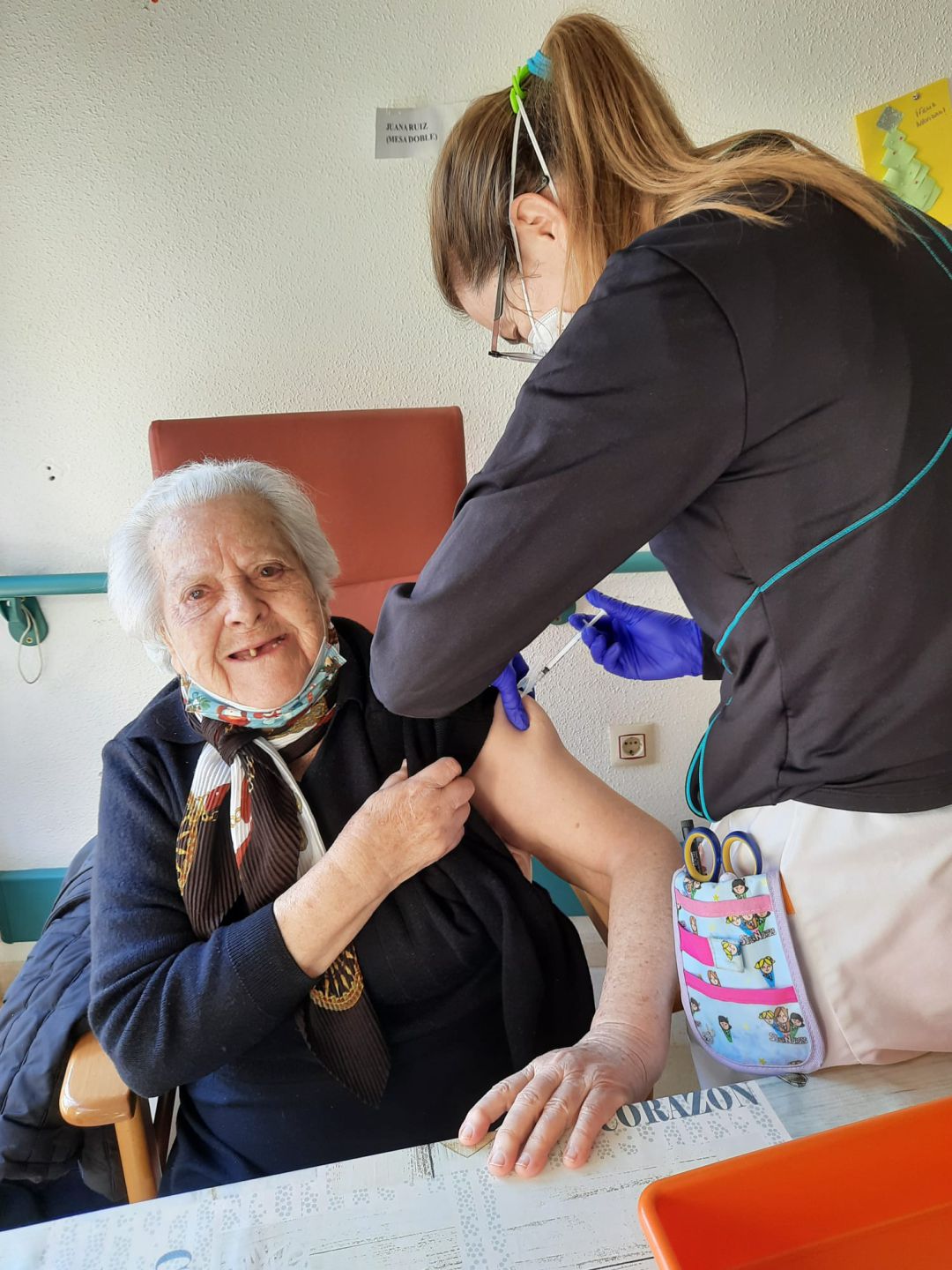 Juana Ruíz, primera vacunada contra el COVID en Quintanar del Rey Juana Ruíz, primera vacunada contra el COVID en Quintanar del Rey