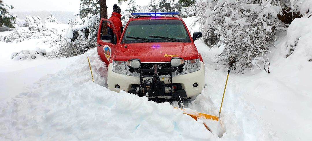 Efectivo del SEPEI limpiando la nieve en plena sierra Efectivo del SEPEI limpiando la nieve en plena sierra