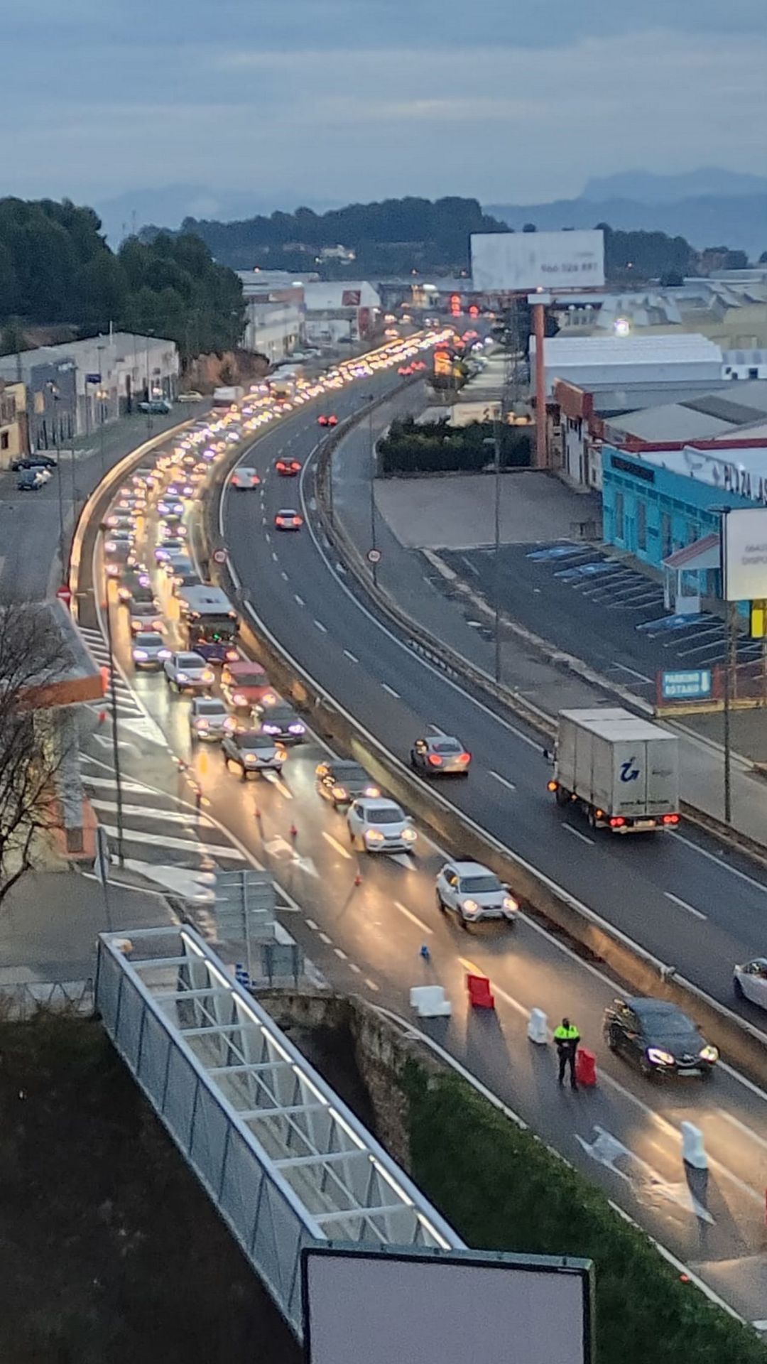 Colas a la entrada norte de Alcoy a las 8,05 del lunes 11 de enero Colas a la entrada norte de Alcoy a las 8,05 del lunes 11 de enero