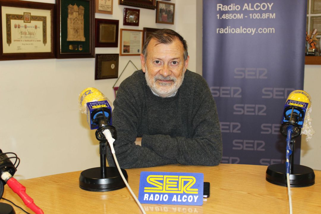 Manolo Gomicia, director general de Formación Profesional y Enseñanza de Régimen Especial, en los estudios de Radio Alcoy Manolo Gomicia, director general de Formación Profesional y Enseñanza de Régimen Especial, en los estudios de Radio Alcoy