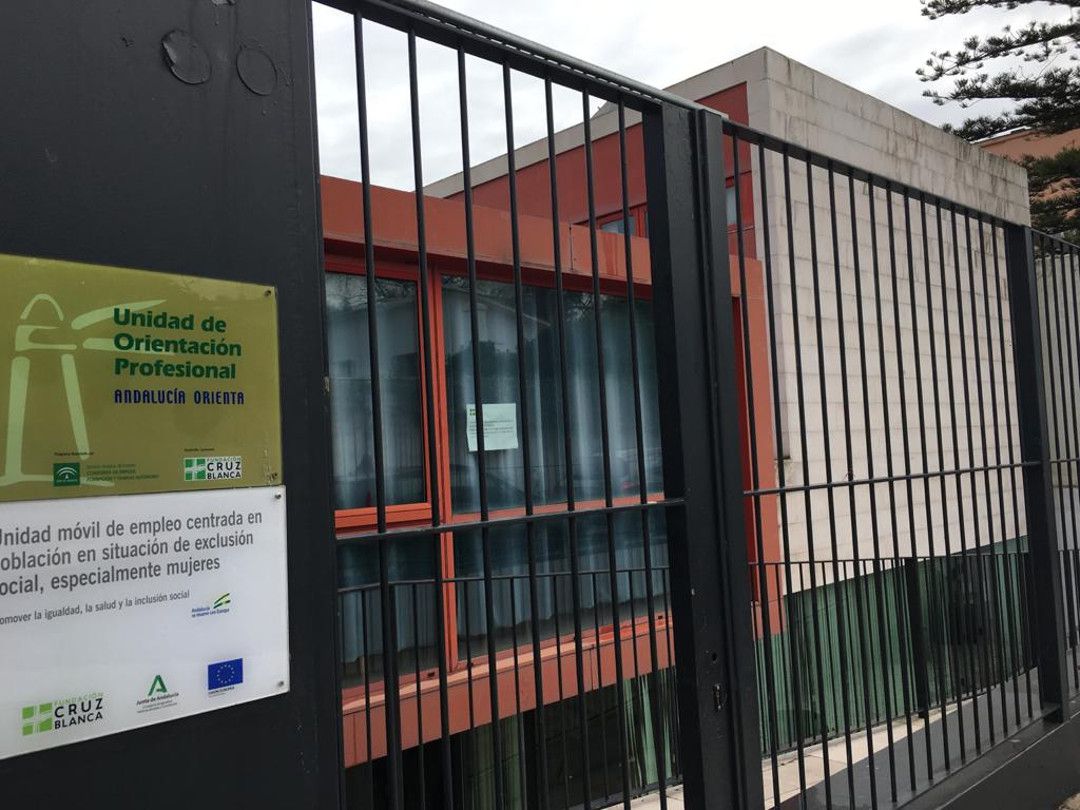Puerta de acceso a la Fundación Cruz Blanca en Algeciras Puerta de acceso a la Fundación Cruz Blanca en Algeciras