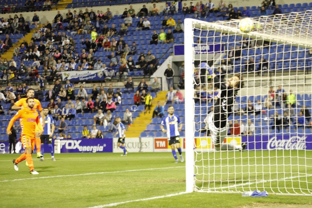 Borja Martínez mira como entra la pelota en la portería del Ebro Borja Martínez mira como entra la pelota en la portería del Ebro