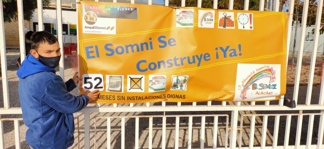 El Somni ha colgado hoy el cartel con los 52 meses que llevan ya esperando su nuevo centro de educación especial prometido en el Pau 2. El Somni ha colgado hoy el cartel con los 52 meses que llevan ya esperando su nuevo centro de educación especial prometido en el Pau 2.