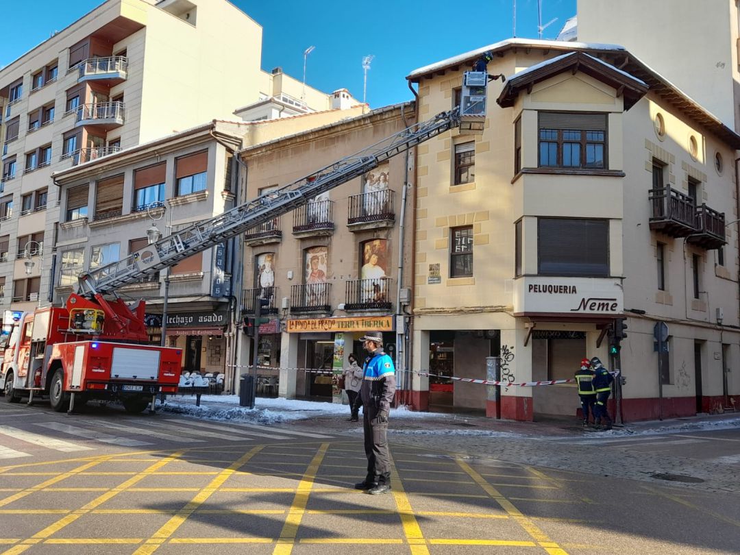 Los Bomberos trabajaban este lunes en el cruce de Carrequemada y la avenida de San Francisco Los Bomberos trabajaban este lunes en el cruce de Carrequemada y la avenida de San Francisco