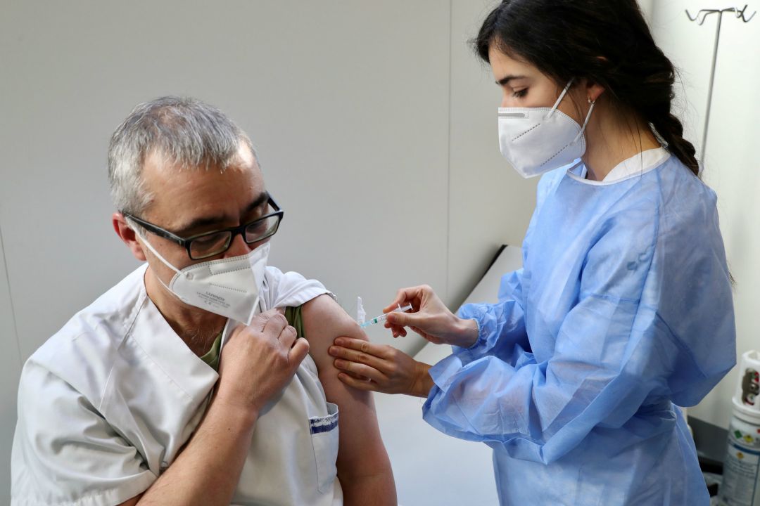 Vacunación del personal sanitario en el Hospital de Mieres Vacunación del personal sanitario en el Hospital de Mieres