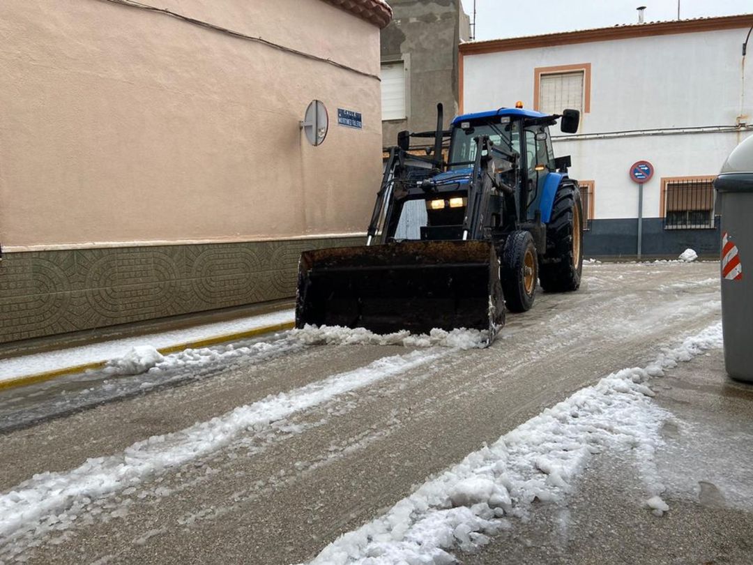 Un tractor limpiando las calles pedroteñas Un tractor limpiando las calles pedroteñas