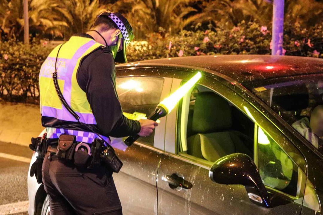 La policía sigue encontrando a gente que incumple el toque de queda La policía sigue encontrando a gente que incumple el toque de queda