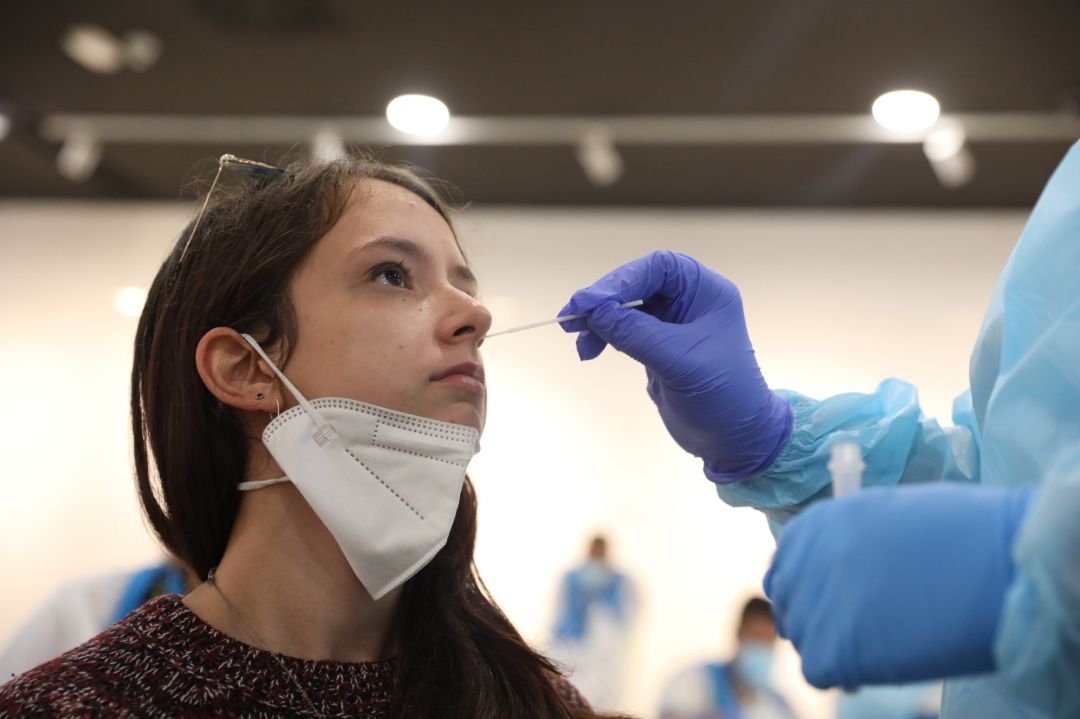 Una trabajadora sanitaria le realiza un test de antígenos a una joven Una trabajadora sanitaria le realiza un test de antígenos a una joven