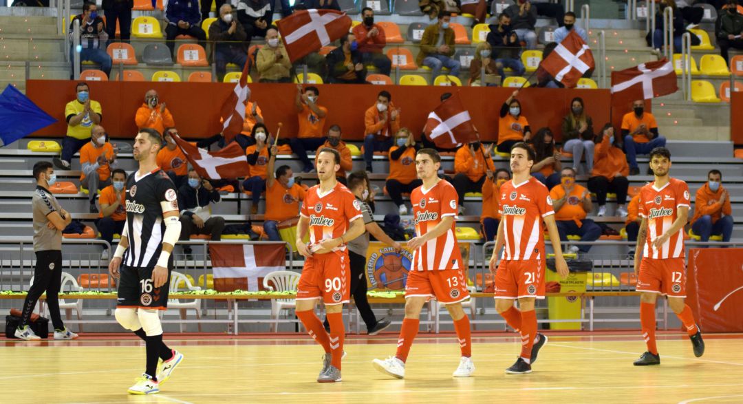 La plantilla salta al campo en un partido La plantilla salta al campo en un partido