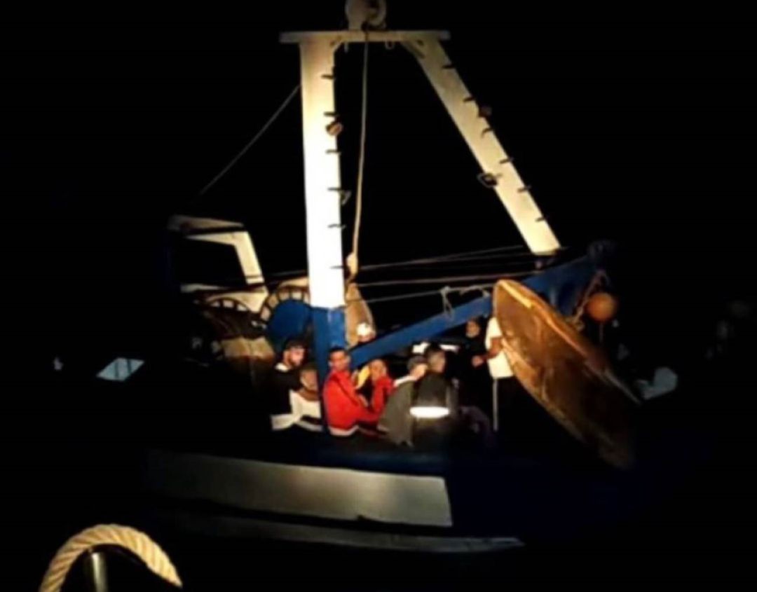 Fotografía tomada por la Guardia Civil al detectar el pesquero frrente al litoral de Cartagena Fotografía tomada por la Guardia Civil al detectar el pesquero frrente al litoral de Cartagena