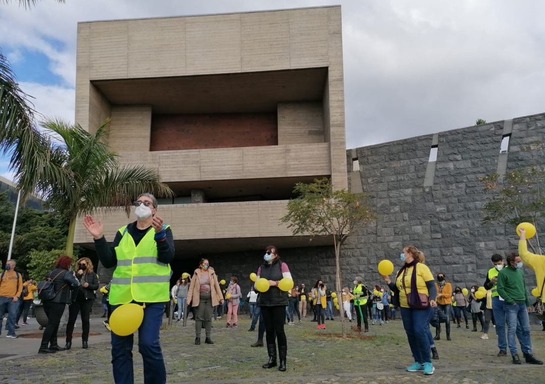 Varios centenares de empleados públicos de la Administración en Canarias han iniciado una serie de protestas para consolidar sus puestos de trabajo. Algunos de ellos, según los sindicatos, encadenan contratos temporales desde hace veinte años Varios centenares de empleados públicos de la Administración en Canarias han iniciado una serie de protestas para consolidar sus puestos de trabajo. Algunos de ellos, según los sindicatos, encadenan contratos temporales desde hace veinte años