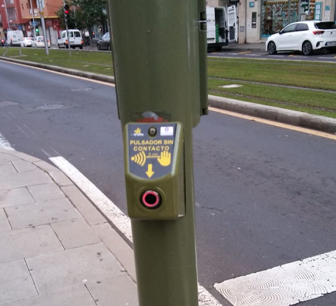 Uno de los semáforos "sin contacto" ya instalados en el barrio lagunero de La Cuesta Uno de los semáforos "sin contacto" ya instalados en el barrio lagunero de La Cuesta