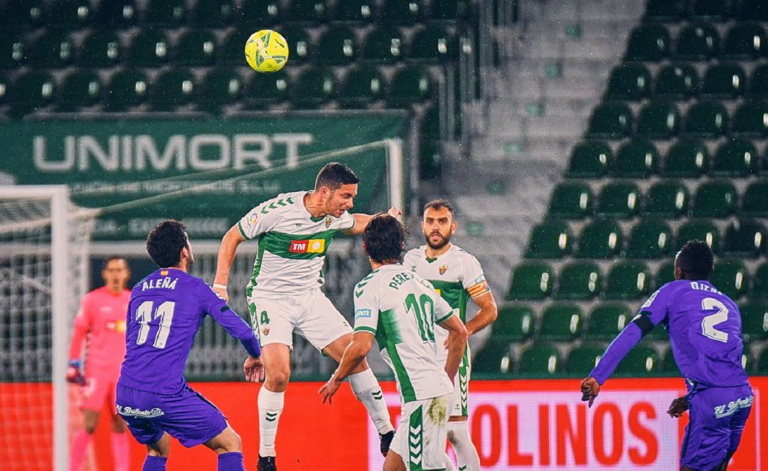 Un momento del Elche-Getafe que se jugó en el Martínez Valero Un momento del Elche-Getafe que se jugó en el Martínez Valero