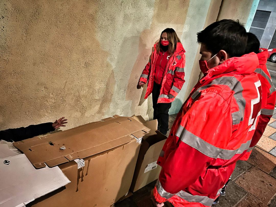 Voluntarios de Cruz Roja atienden a personas sin hogar en Elda Voluntarios de Cruz Roja atienden a personas sin hogar en Elda