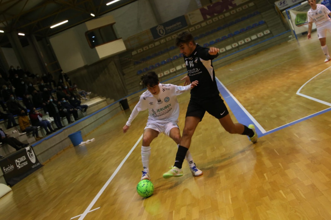 Alberto Mirás controla el balón ante la presión de un jugador del Ceutí Alberto Mirás controla el balón ante la presión de un jugador del Ceutí
