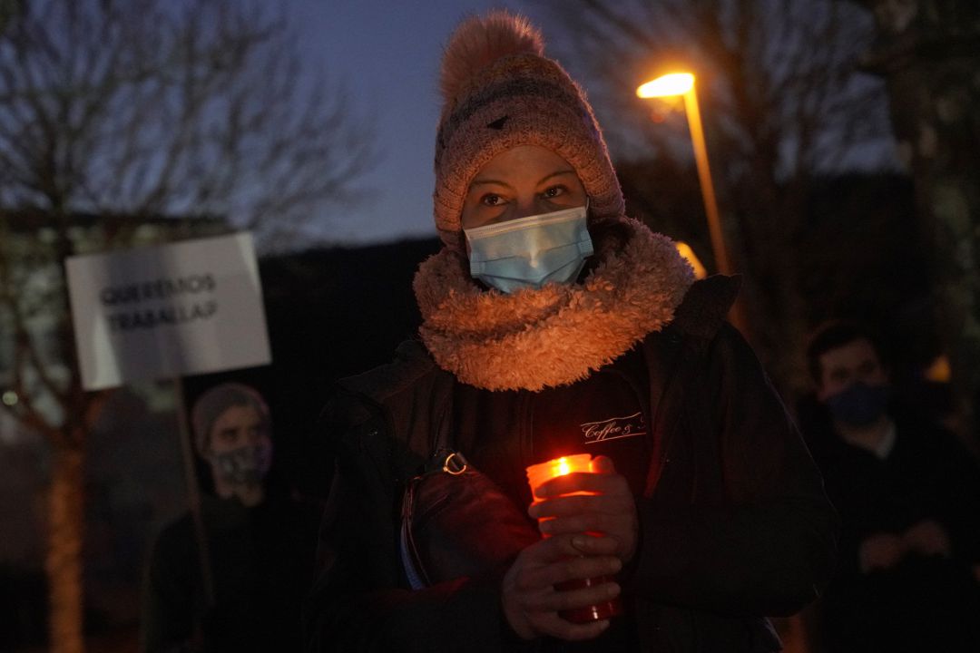 Una mujer protesta frente a la casa de Feijóo. Una mujer protesta frente a la casa de Feijóo.