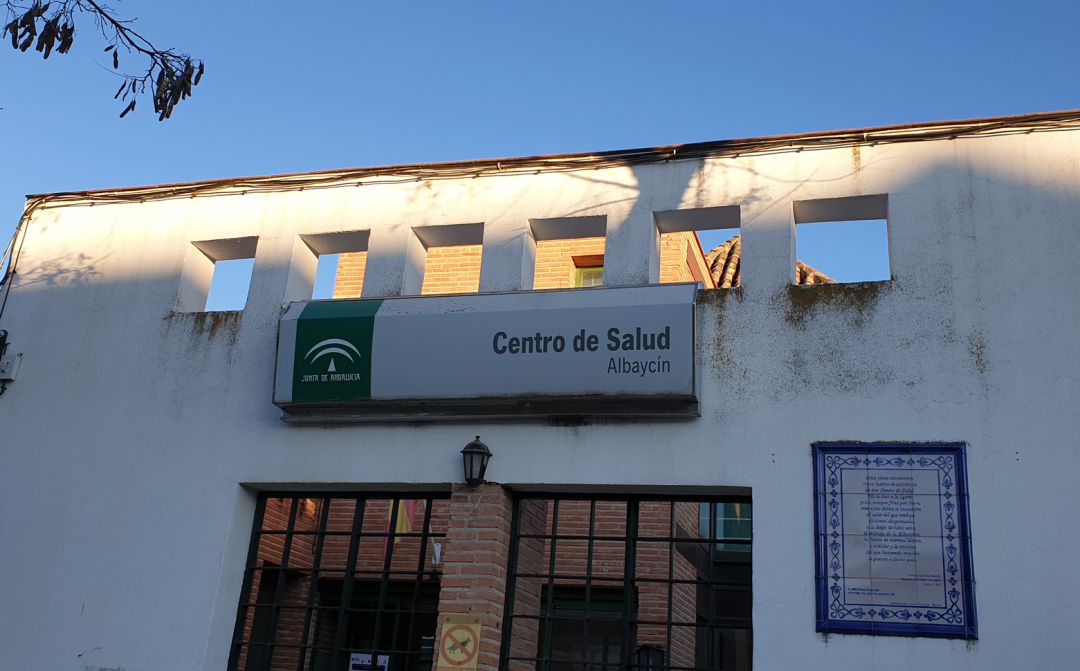 Fachada del centro de salud del barrio del Albaicín, en Granada Fachada del centro de salud del barrio del Albaicín, en Granada