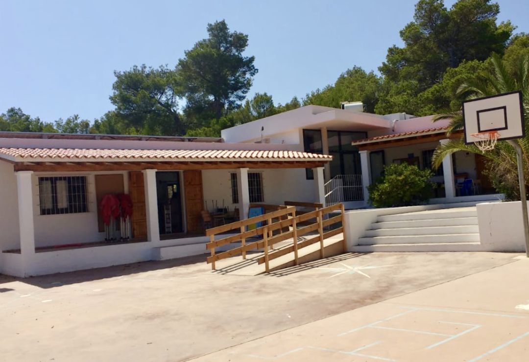 Imagen de archivo de un colegio de Ibiza Imagen de archivo de un colegio de Ibiza
