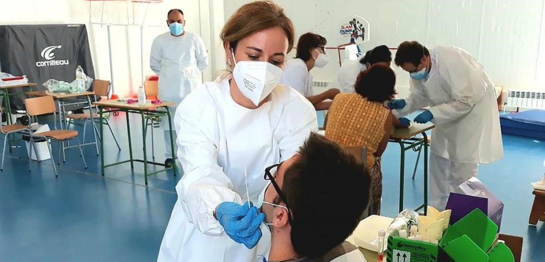 Sanitario realiza una PCR. Sanitario realiza una PCR.