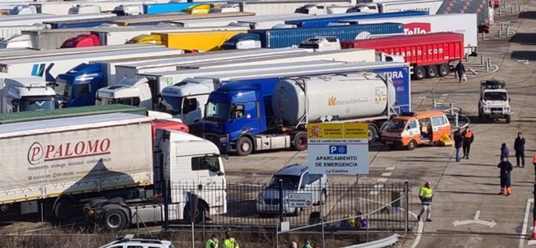 Camiones estacionados en un área de embolsamiento. Camiones estacionados en un área de embolsamiento.