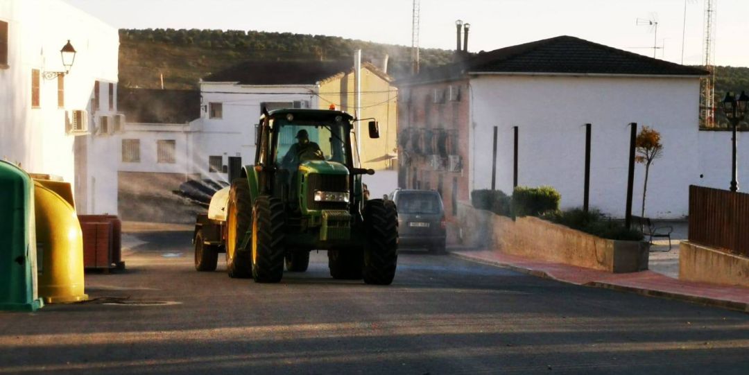 Tractor desinfectando en las calles de Carboneros. Tractor desinfectando en las calles de Carboneros.