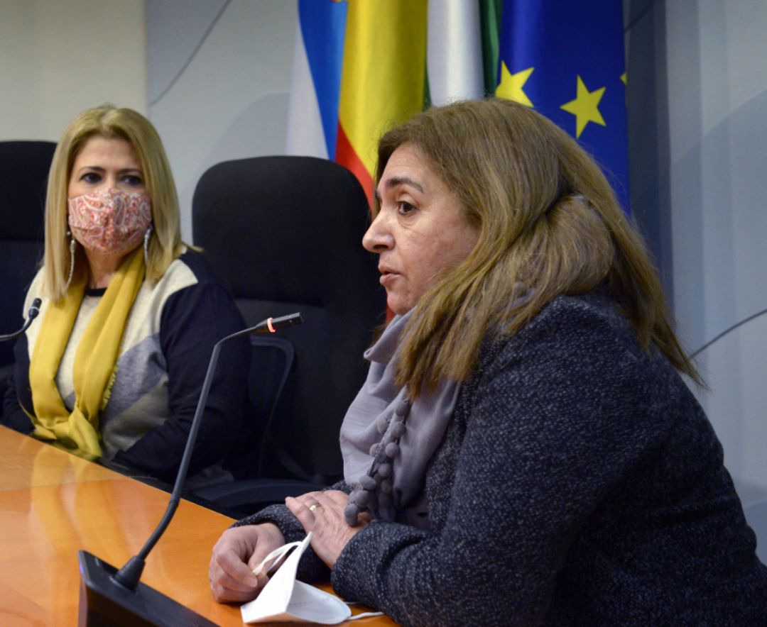 La presidenta del comité de empresa de Ayuda a Domicilio Mercedes García junto a la alcaldesa de Jerez Mamen Sánchez La presidenta del comité de empresa de Ayuda a Domicilio Mercedes García junto a la alcaldesa de Jerez Mamen Sánchez