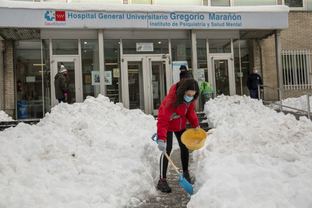 Un grupo de vecinos trabaja para despejar los accesos al Hospital Gregorio Marañón de Madrid, este domingo. Un grupo de vecinos trabaja para despejar los accesos al Hospital Gregorio Marañón de Madrid, este domingo.