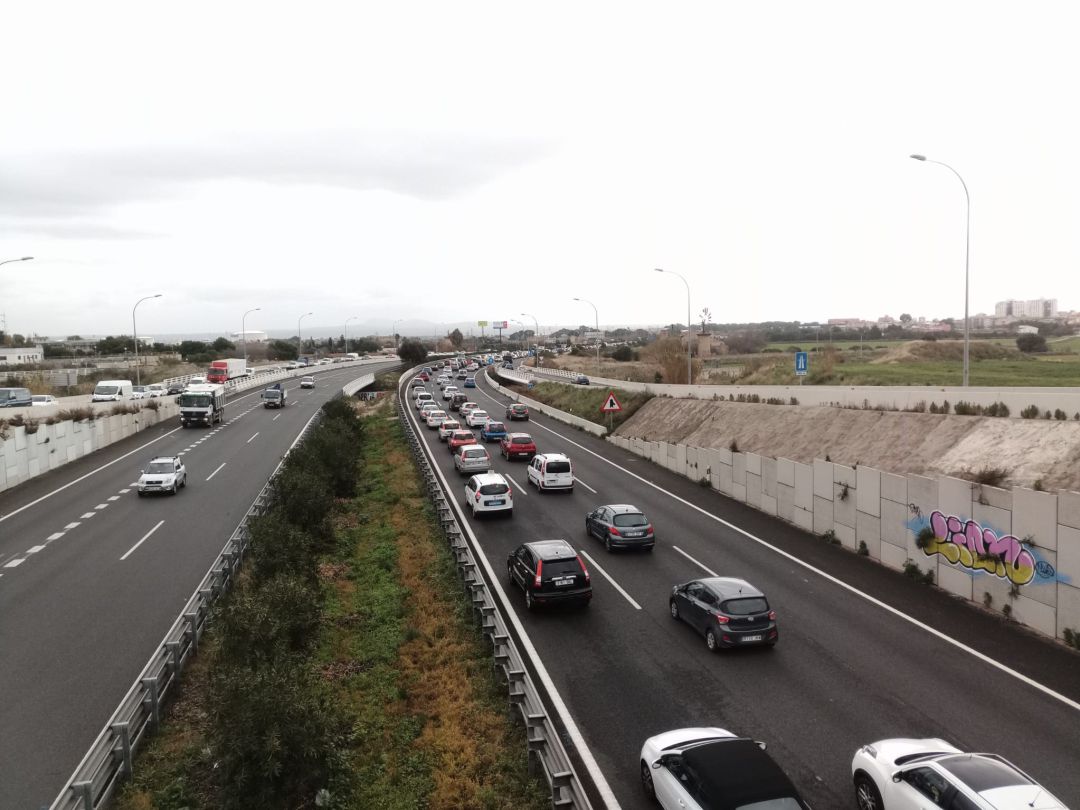 Atascos kilométricos en las entradas de las grandes superficies Atascos kilométricos en las entradas de las grandes superficies