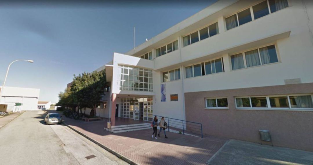 Malgrat les baixes temperatures les classes s'han de fer amb les finestres obertes per una correcta ventilació de les aules. Malgrat les baixes temperatures les classes s'han de fer amb les finestres obertes per una correcta ventilació de les aules.