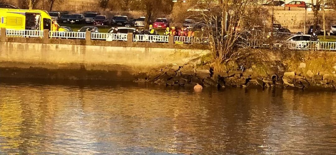 Un hombre se tira al agua para evitar ser detenido por la Policía Un hombre se tira al agua para evitar ser detenido por la Policía