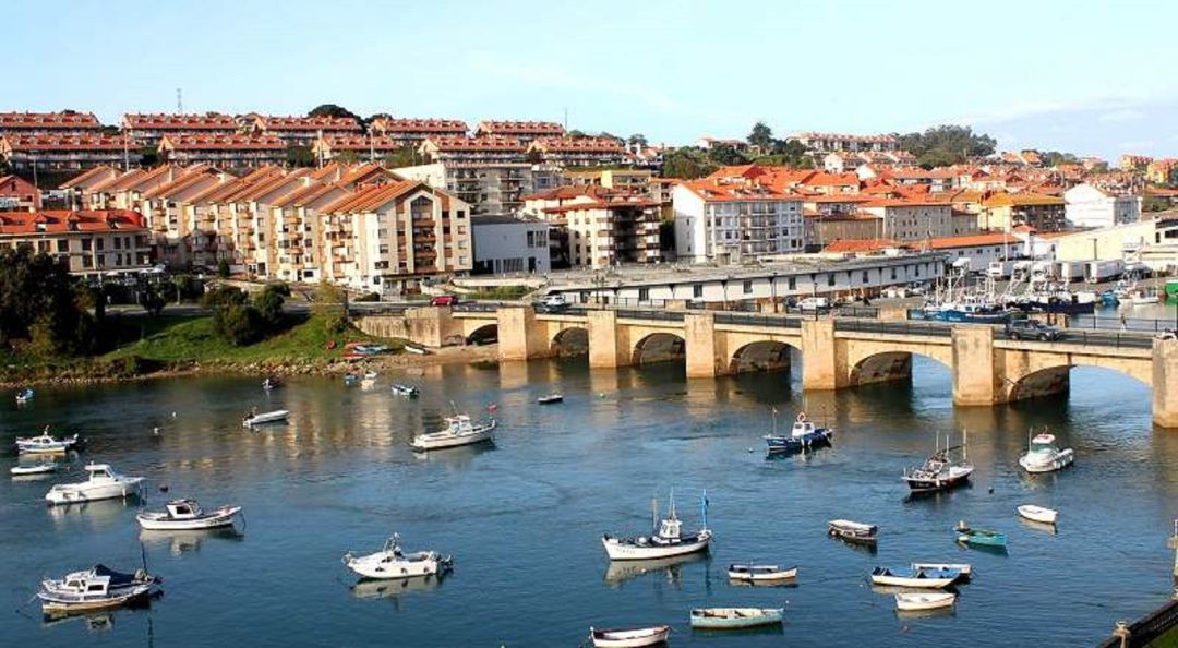 Vista de San Vicente de la Barquera. Vista de San Vicente de la Barquera.