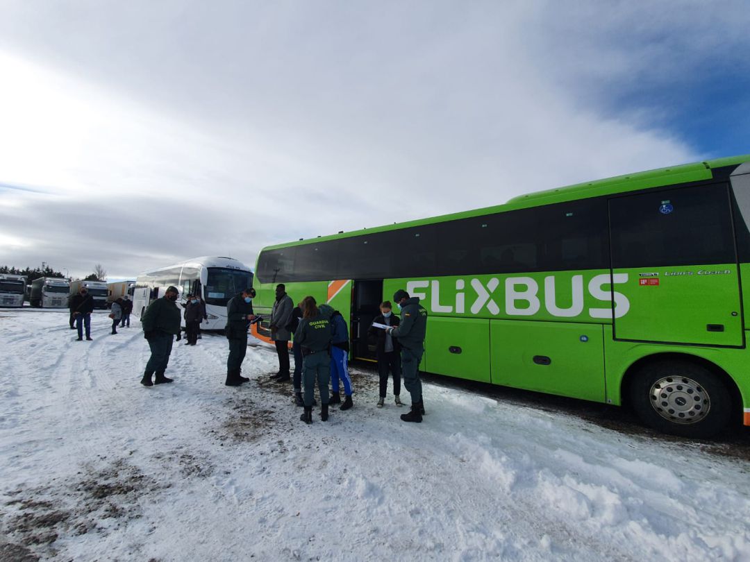 Atienden en Sepúlveda a los pasajeros de un autobús procedente de París retenido por el temporal Atienden en Sepúlveda a los pasajeros de un autobús procedente de París retenido por el temporal