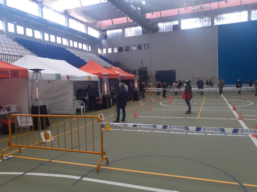 Vecinos de la zona básica de Cantalejo esperan para realizarse el test de antígenos el pasado viernes Vecinos de la zona básica de Cantalejo esperan para realizarse el test de antígenos el pasado viernes