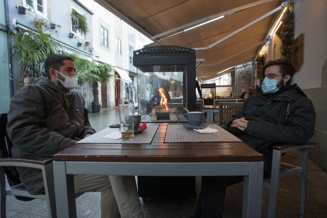 Dos jovenes toman una consumicion en una terraza Dos jovenes toman una consumicion en una terraza