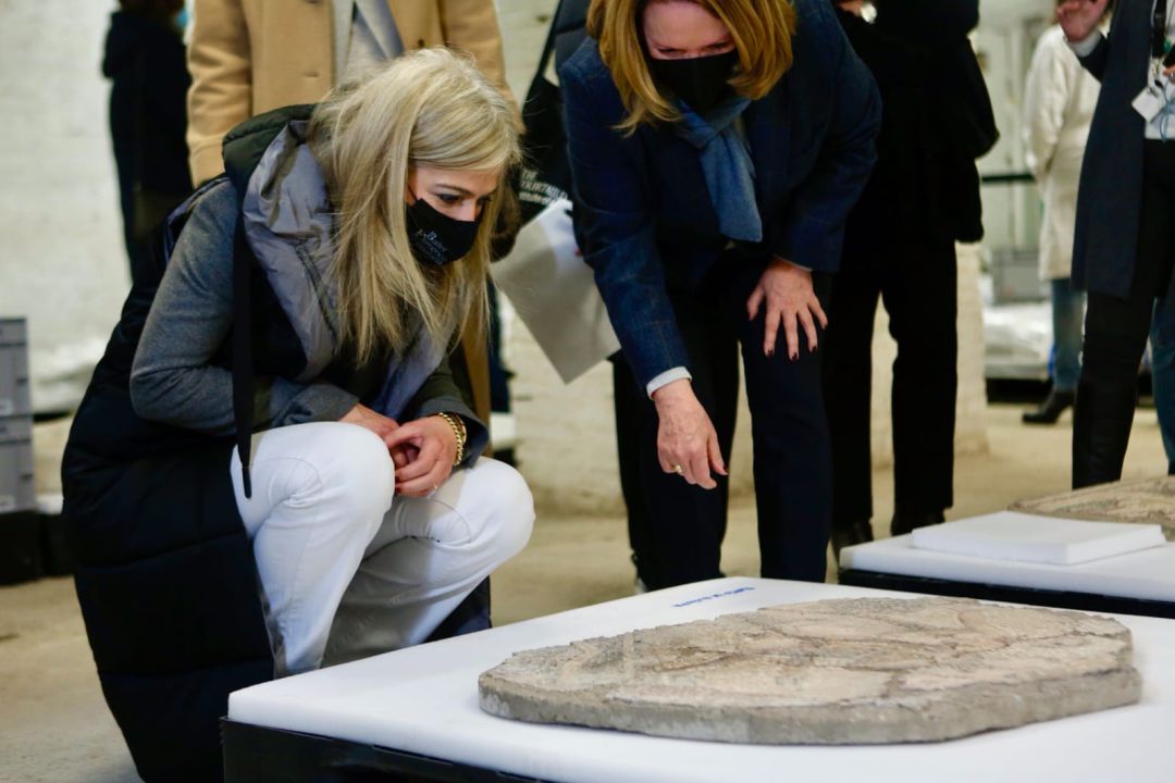 La consejera de Cultura, Patricia del Pozo, contempla en cuclillas una de las piezas del Arqueológico acompañada por la directora del Museo, María Soledad Gil La consejera de Cultura, Patricia del Pozo, contempla en cuclillas una de las piezas del Arqueológico acompañada por la directora del Museo, María Soledad Gil