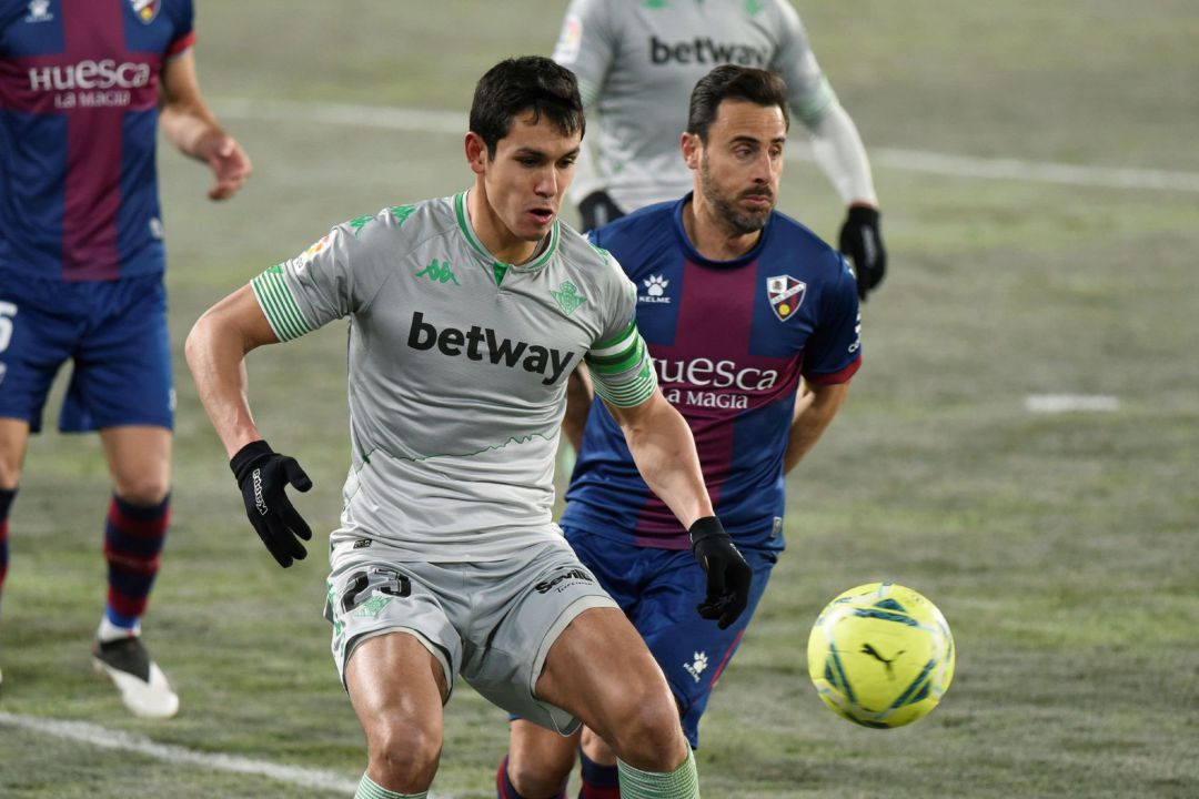 GRAF9436. HUESCA.- El defensa de la SD Huesca Pedro López (d) lucha con el argelino Aissa Mandi, del Real Betis, durante el partido de la jornada 18 de Liga en Primera División que se juega hoy lunes en El Alcoraz, en Huesca. EFE JAVIER BLASCO GRAF9436. HUESCA.- El defensa de la SD Huesca Pedro López (d) lucha con el argelino Aissa Mandi, del Real Betis, durante el partido de la jornada 18 de Liga en Primera División que se juega hoy lunes en El Alcoraz, en Huesca. EFE JAVIER BLASCO