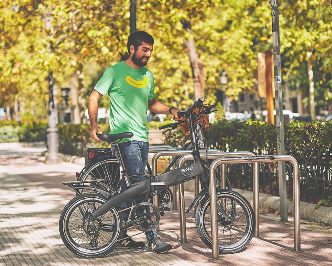 Usuario de Bive dejando la bicicleta en un aparcabicis Usuario de Bive dejando la bicicleta en un aparcabicis