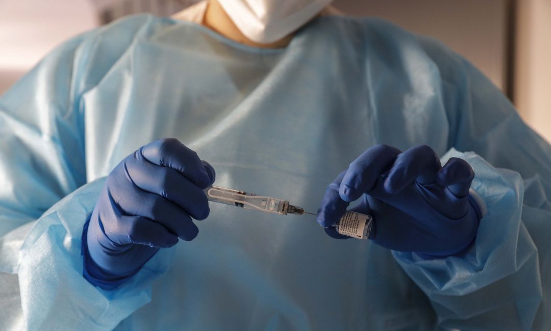 Una enfermera con una vacuna contra la Covid-19 Una enfermera con una vacuna contra la Covid-19