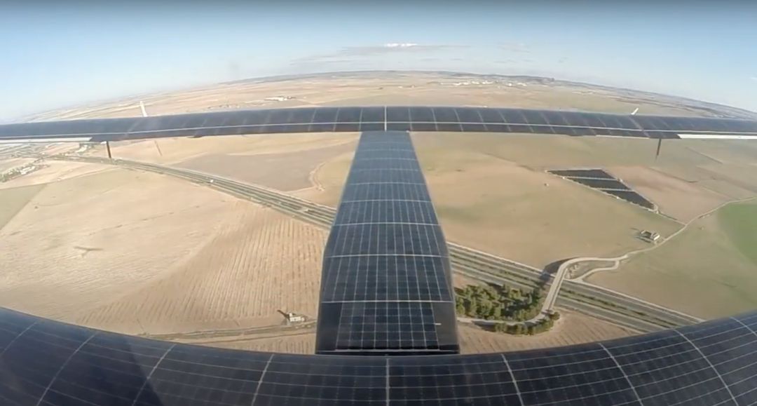 Imagen del primer vuelo de la aeronave no tripulada y propulsada por energía solar Imagen del primer vuelo de la aeronave no tripulada y propulsada por energía solar