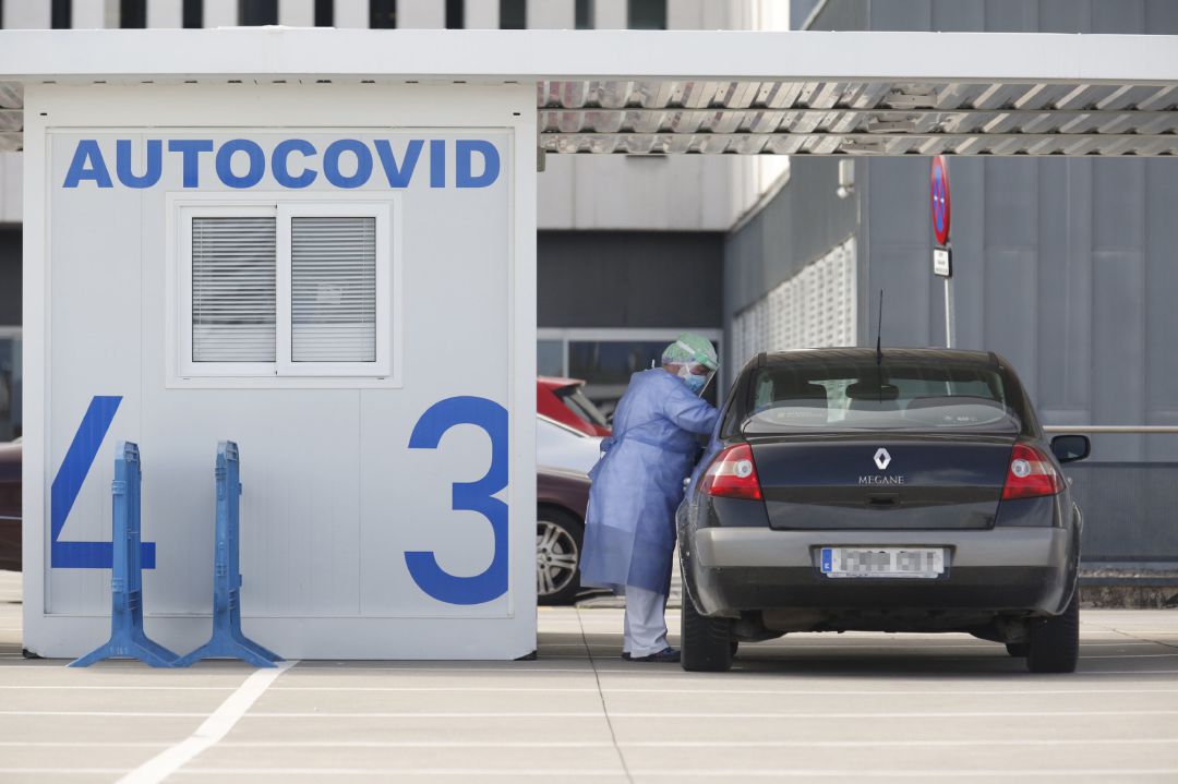 Imagen de archivo de una enfermera realizando pruebas PCR para la detección del COVID-19 en el Hospital Universitario Central de Asturias. Imagen de archivo de una enfermera realizando pruebas PCR para la detección del COVID-19 en el Hospital Universitario Central de Asturias.