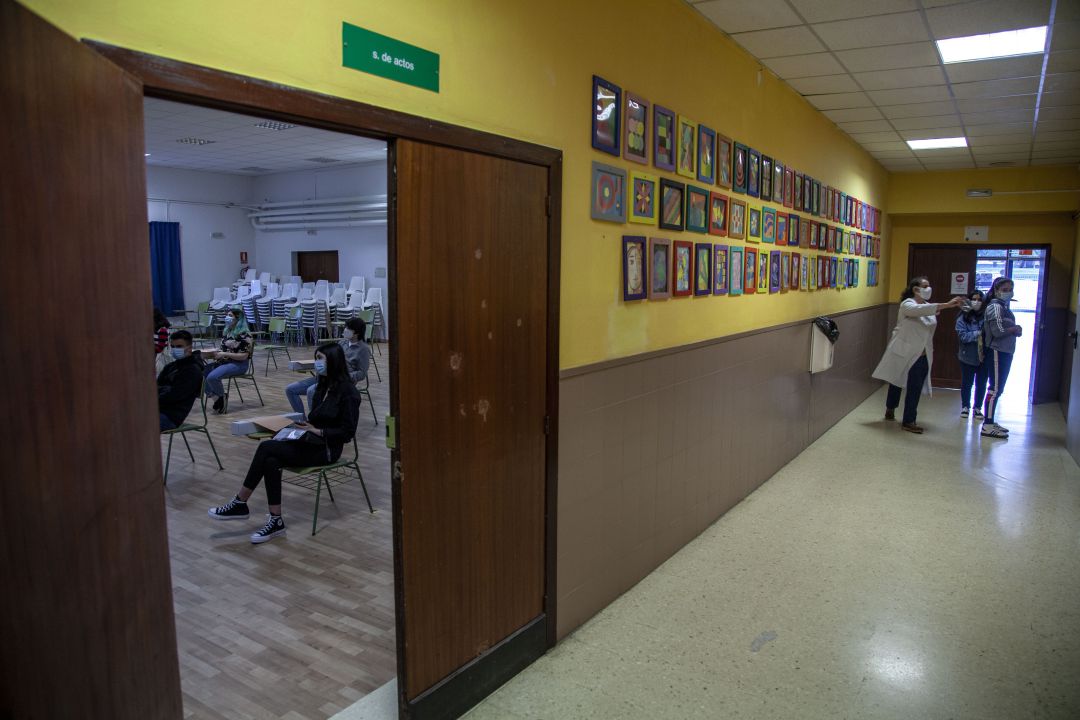 Alumnos volviendo a clase. Alumnos volviendo a clase.