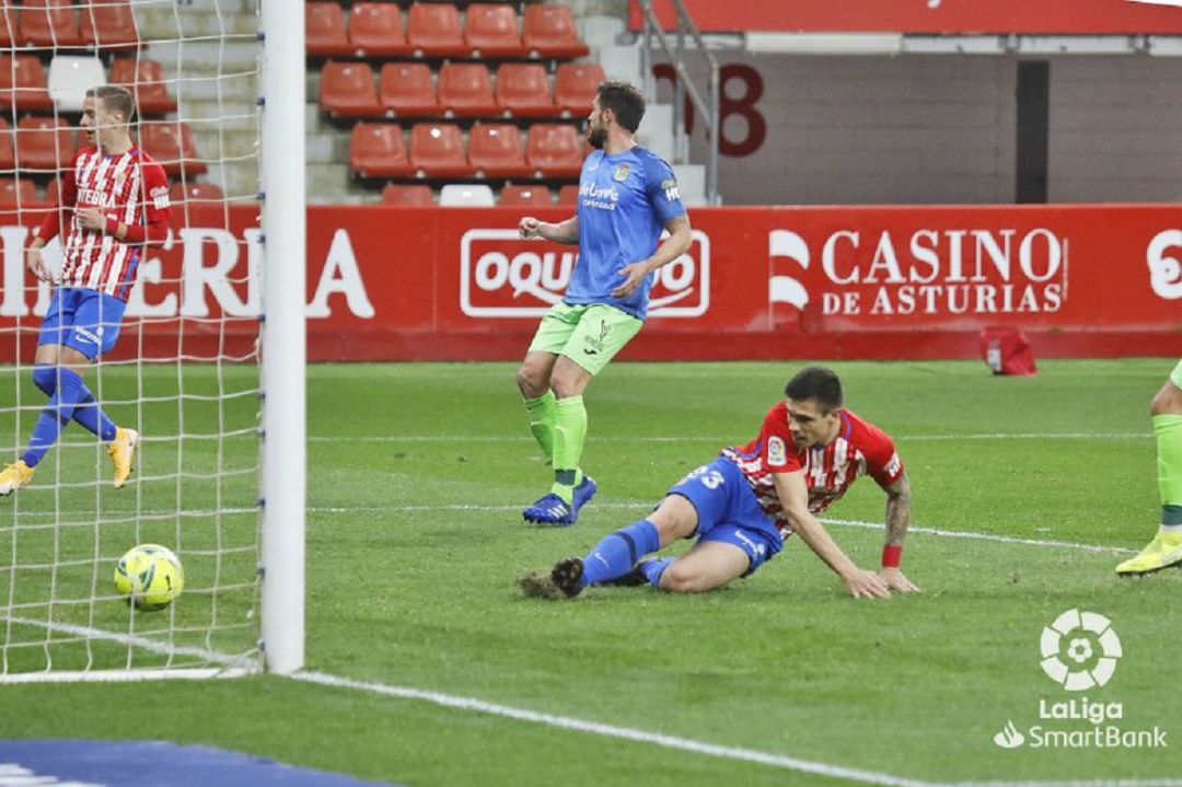 Djurdjevic observa desde el suelo cómo se cuela el balón en su primer gol al Fuenlabrada. Djurdjevic observa desde el suelo cómo se cuela el balón en su primer gol al Fuenlabrada.