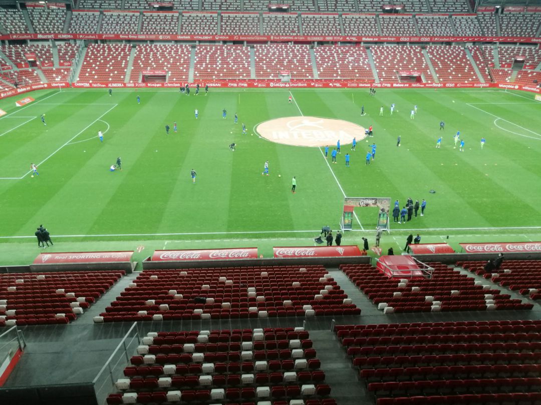 El Molinón con las gradas vacías antes del Sporting-Fuenlabrada. El Molinón con las gradas vacías antes del Sporting-Fuenlabrada.