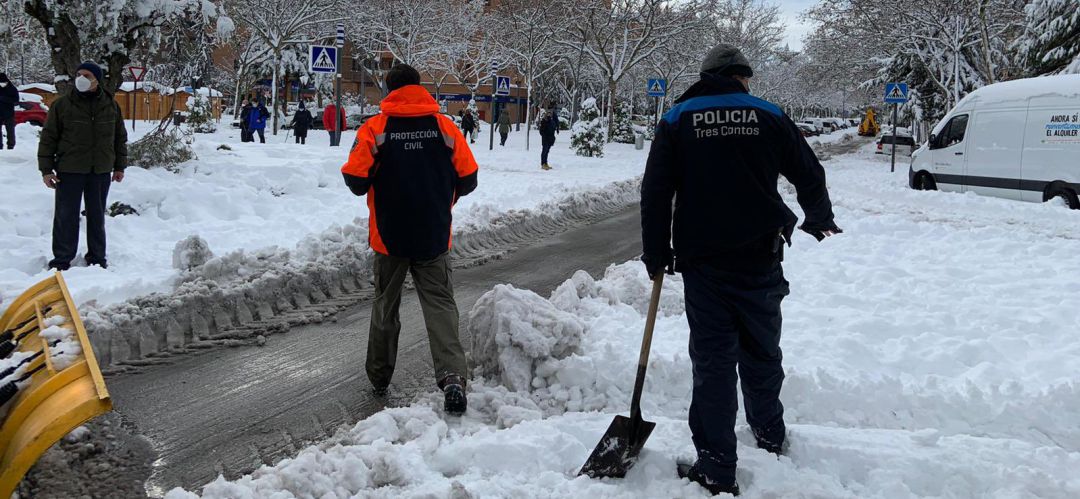 Operarios municipales limpian las calles Operarios municipales limpian las calles