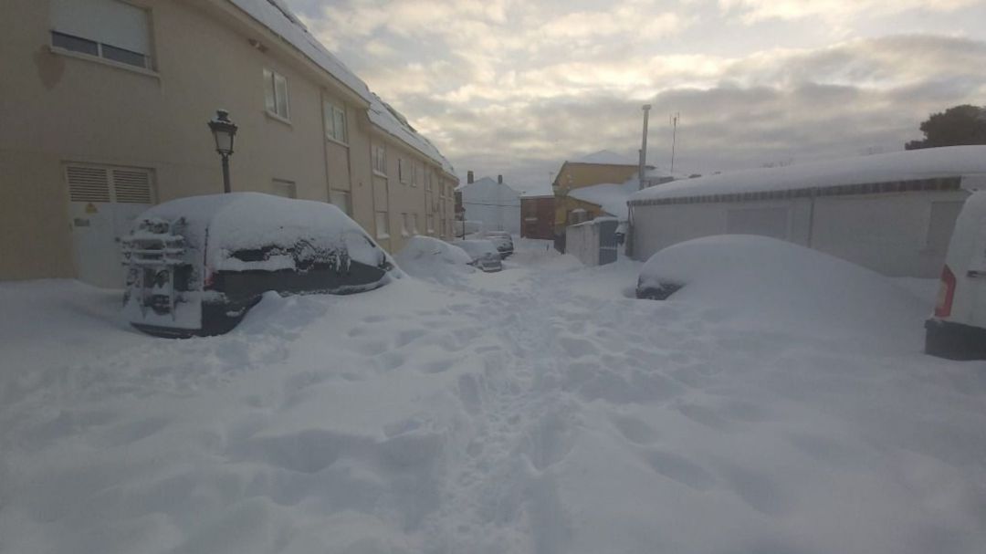 Hoyo de Manzanares busca voluntarios para retirar la nieve que se amontona en sus calles Hoyo de Manzanares busca voluntarios para retirar la nieve que se amontona en sus calles