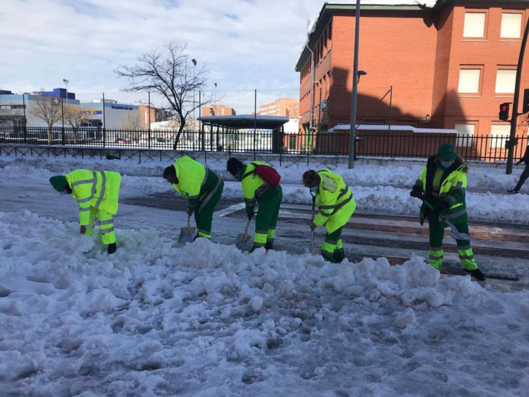 Operarios del Ayuntamiento de Móstoles realizando trabajos para quitar la nieve y el hielo Operarios del Ayuntamiento de Móstoles realizando trabajos para quitar la nieve y el hielo