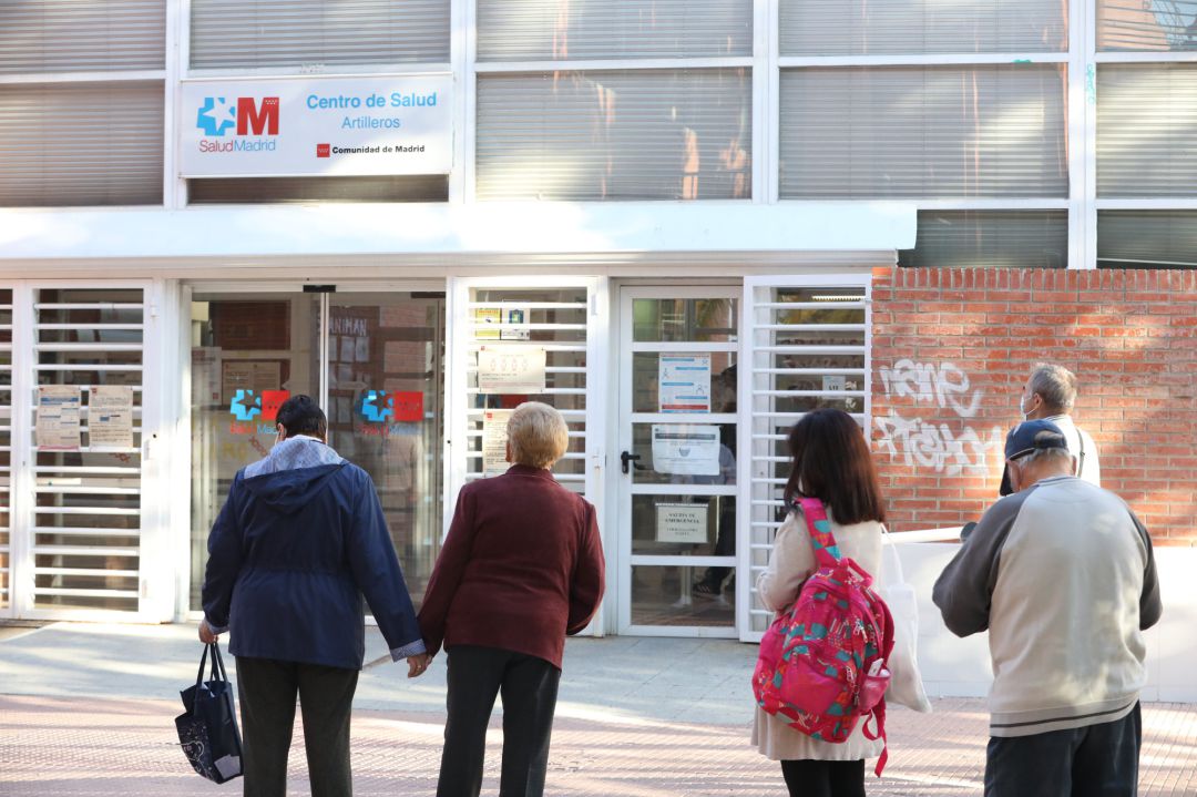 Varias personas hacen cola en el Centro de Salud Varias personas hacen cola en el Centro de Salud
