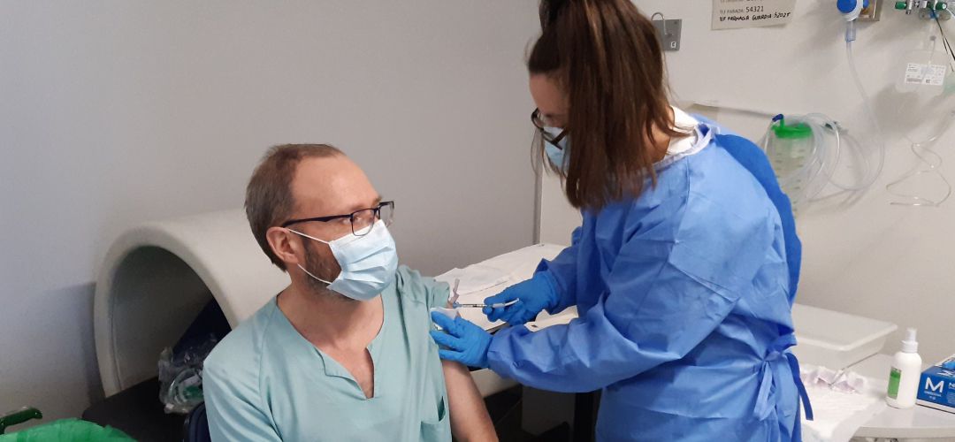Los geriatras están siendo los primeros en recibir la vacuna, como el jefe de Servicio del hospital getafense Los geriatras están siendo los primeros en recibir la vacuna, como el jefe de Servicio del hospital getafense