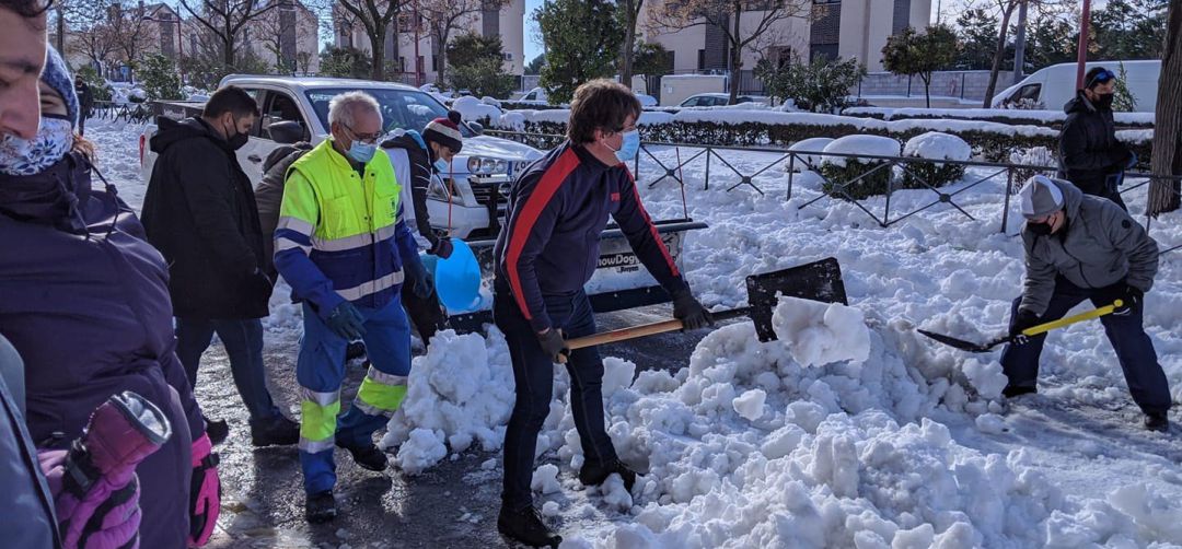 El alcalde de Fuenlabrada, Javier Ayala, retira nieve de las calles del municipio El alcalde de Fuenlabrada, Javier Ayala, retira nieve de las calles del municipio