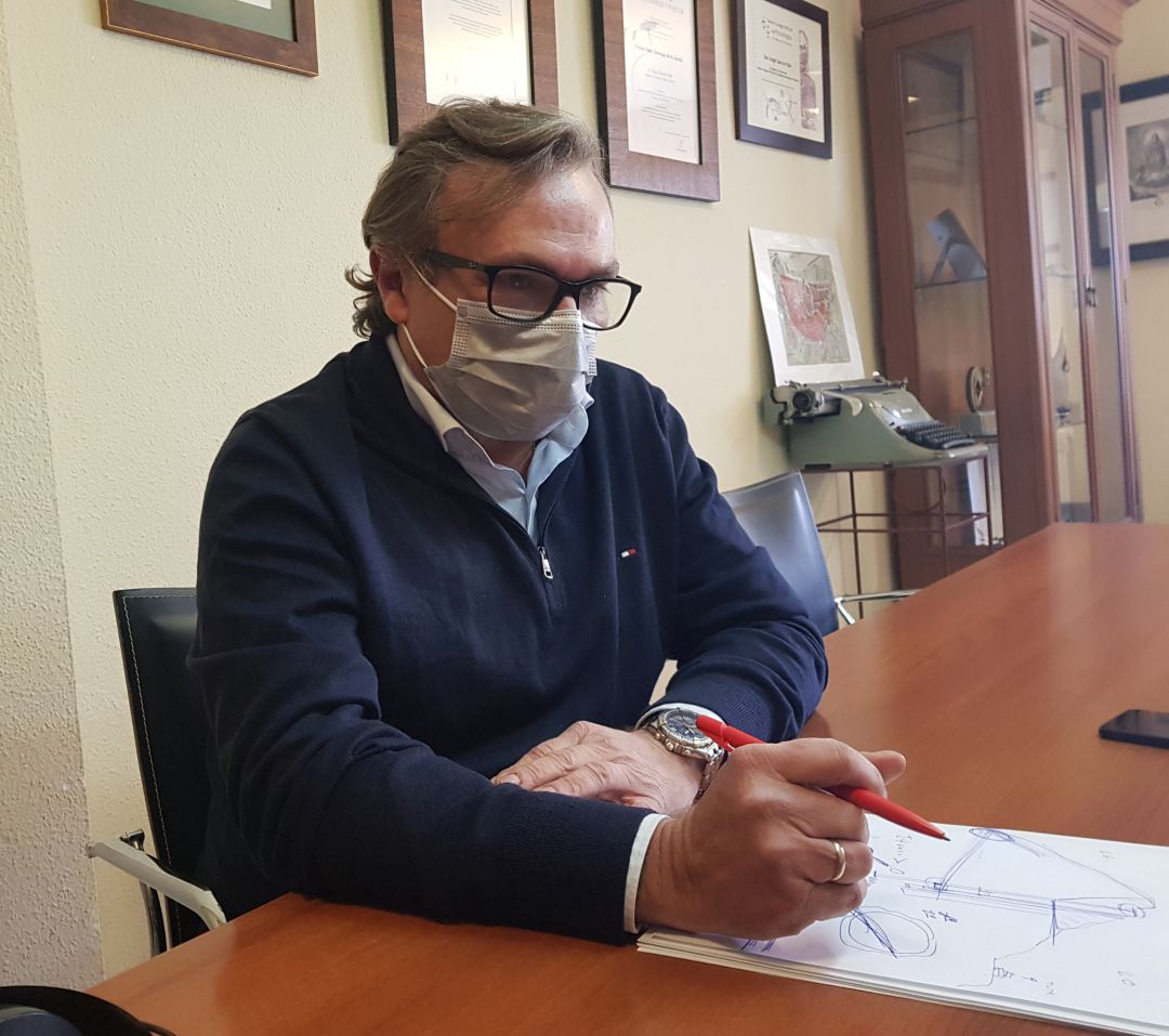 Ángel García Vidal en su despacho profesional en Málaga Ángel García Vidal en su despacho profesional en Málaga